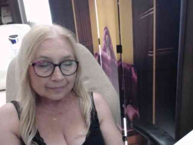 BlondeSofia webcam