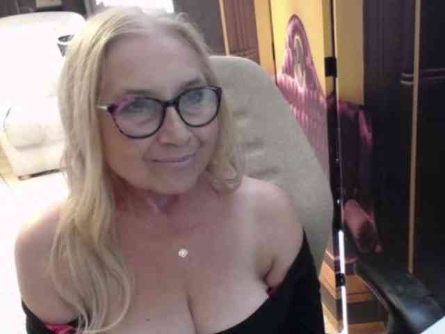 BlondeSofia webcam
