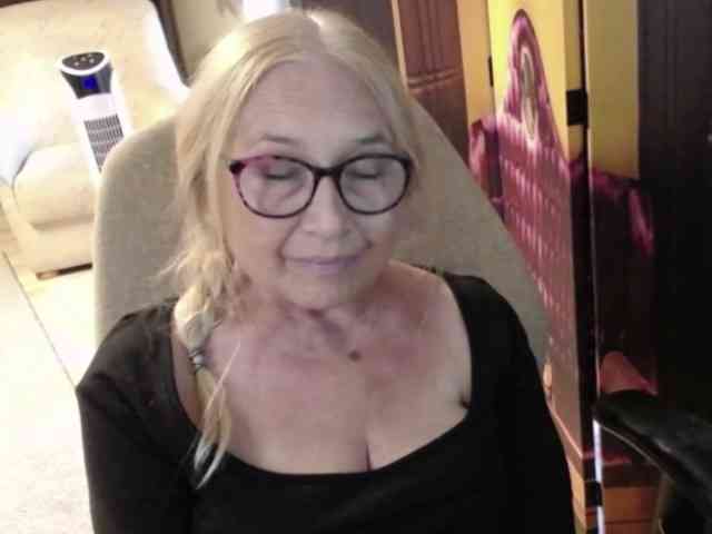 BlondeSofia webcam