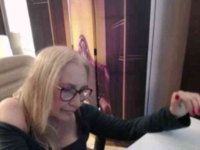 BlondeSofia webcam