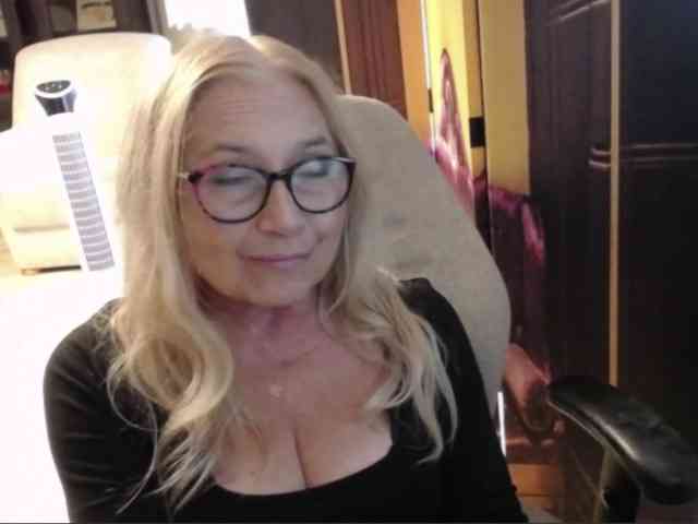 BlondeSofia webcam