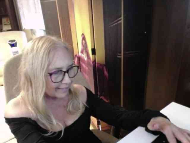 BlondeSofia webcam