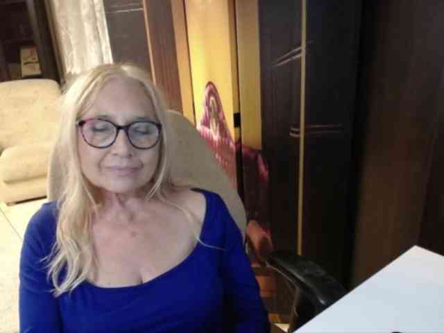 BlondeSofia webcam