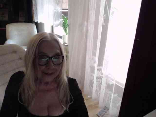 BlondeSofia webcam