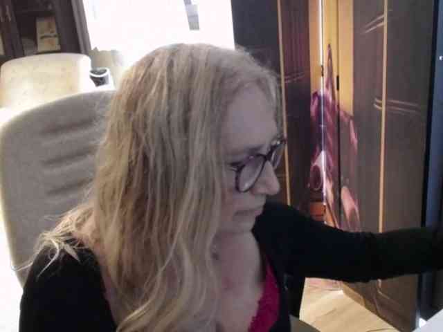 BlondeSofia webcam