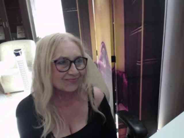 BlondeSofia webcam