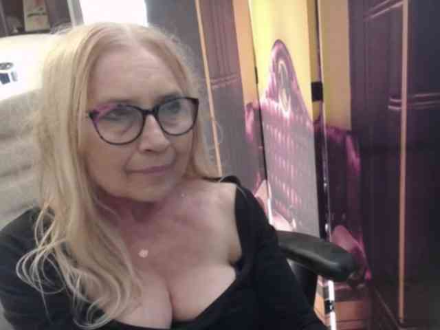 BlondeSofia webcam