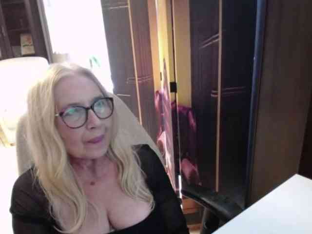 BlondeSofia webcam