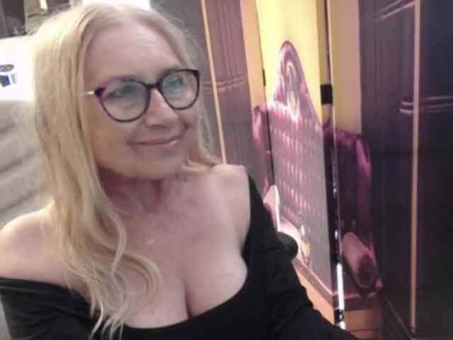 BlondeSofia webcam