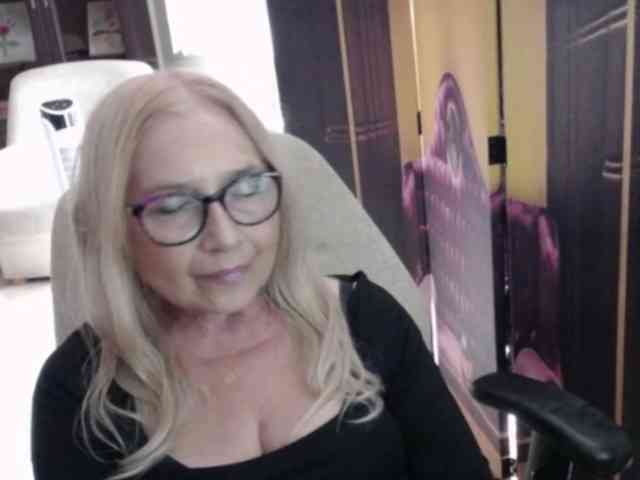 BlondeSofia webcam