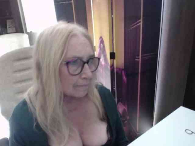 BlondeSofia webcam