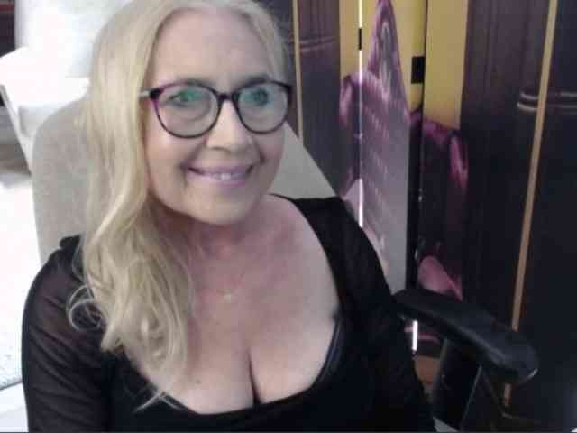 BlondeSofia webcam