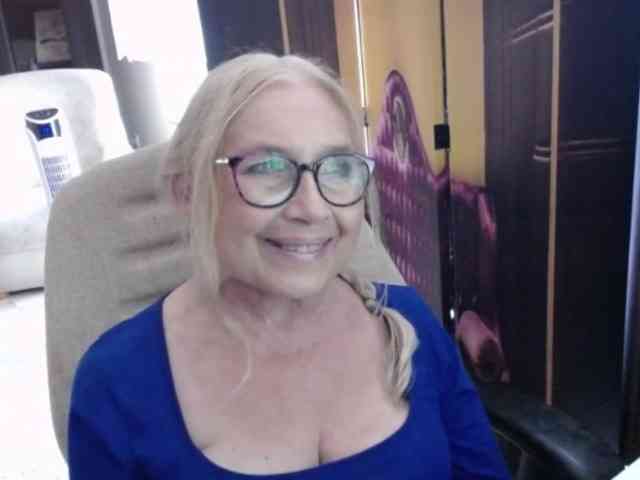 BlondeSofia webcam