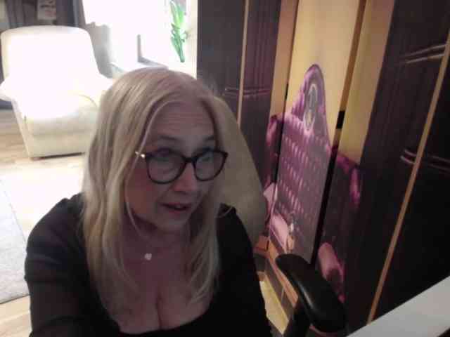 BlondeSofia webcam