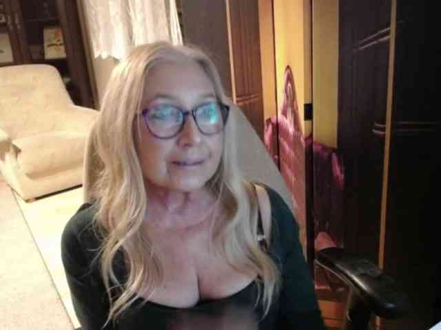 BlondeSofia webcam