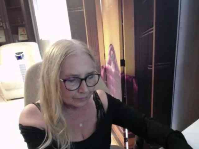 BlondeSofia webcam