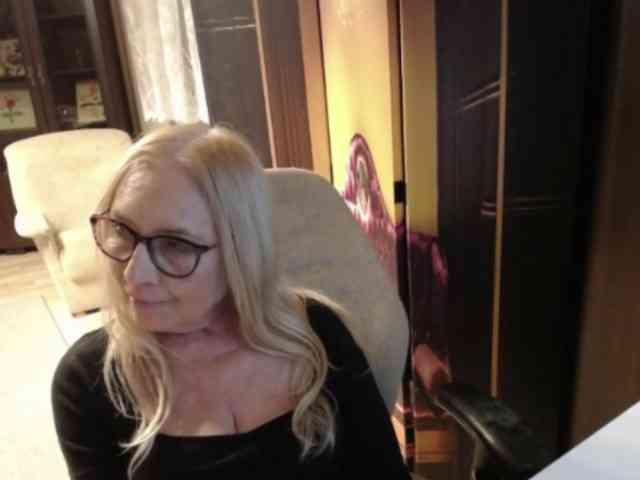 BlondeSofia webcam