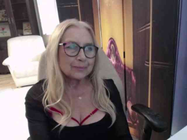 BlondeSofia webcam