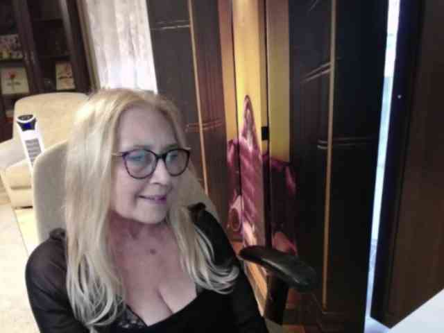 BlondeSofia webcam