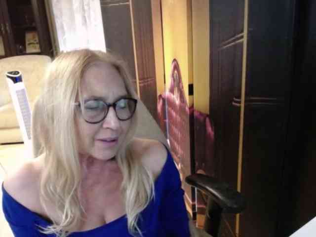 BlondeSofia webcam