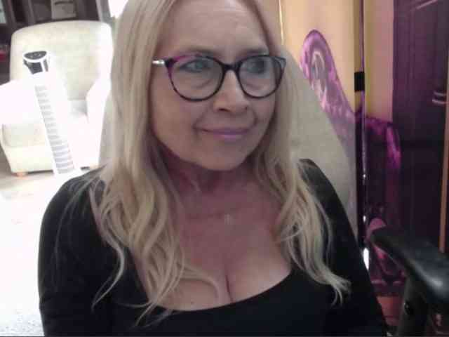 BlondeSofia webcam