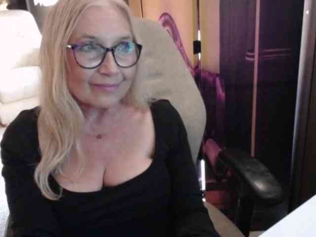 BlondeSofia webcam