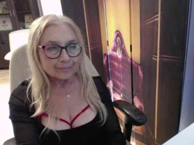 BlondeSofia webcam