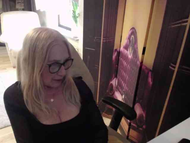 BlondeSofia webcam