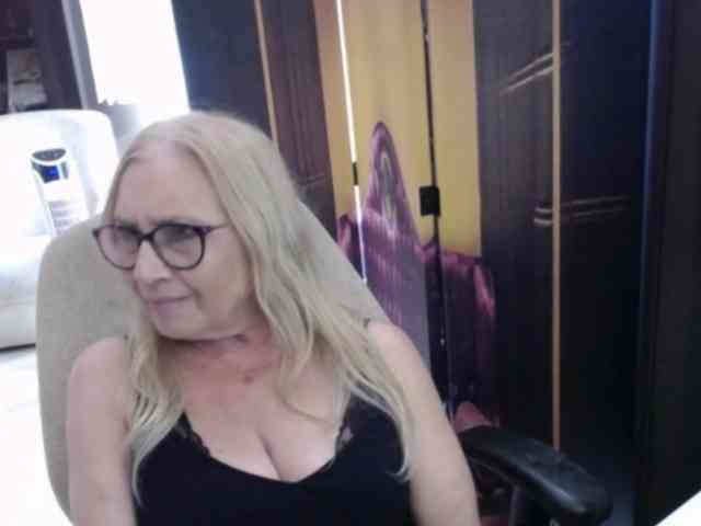 BlondeSofia webcam