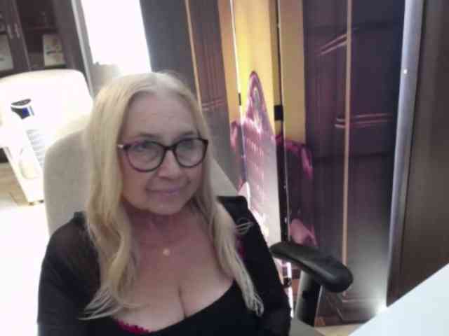BlondeSofia webcam