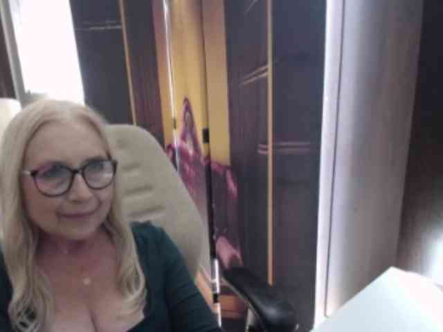 BlondeSofia webcam