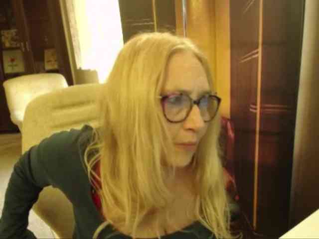 BlondeSofia webcam