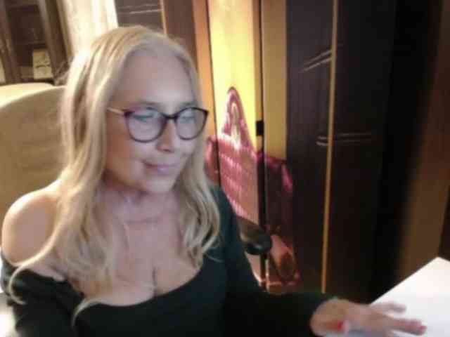 BlondeSofia webcam