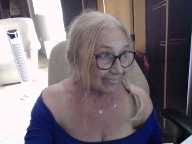 BlondeSofia webcam