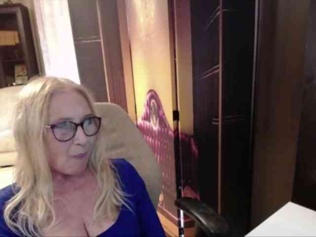 BlondeSofia webcam