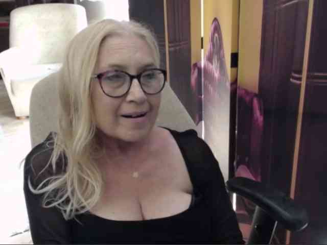 BlondeSofia webcam