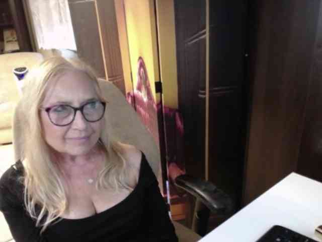 BlondeSofia webcam