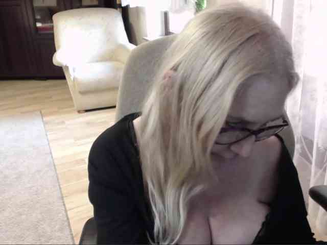 BlondeSofia webcam