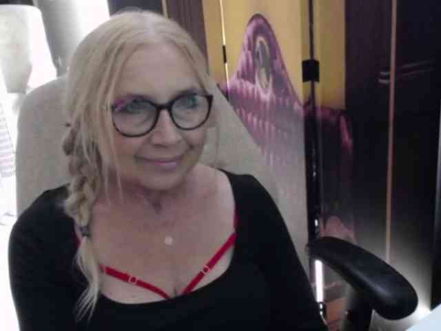 BlondeSofia webcam