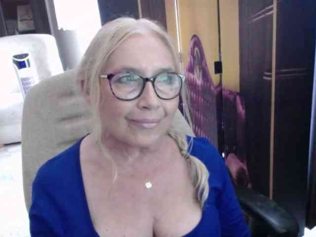BlondeSofia webcam