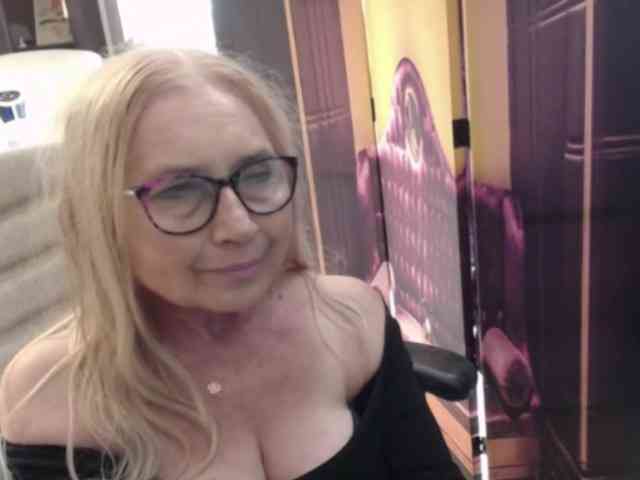 BlondeSofia webcam