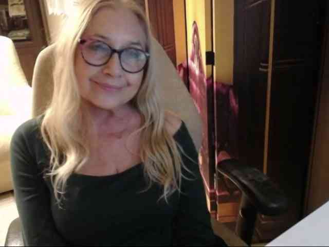 BlondeSofia webcam