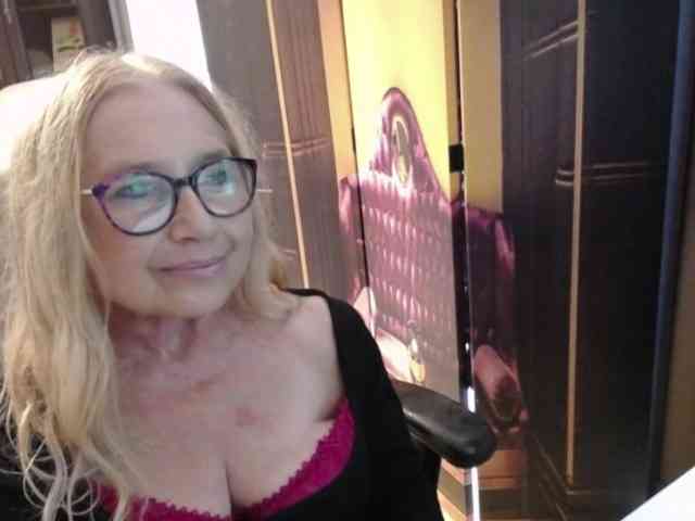 BlondeSofia webcam