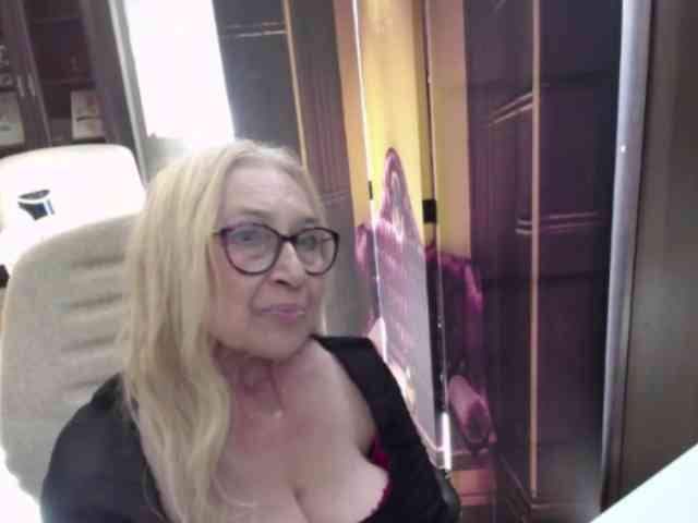 BlondeSofia webcam