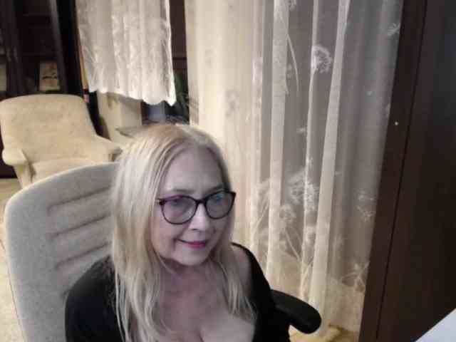 BlondeSofia webcam