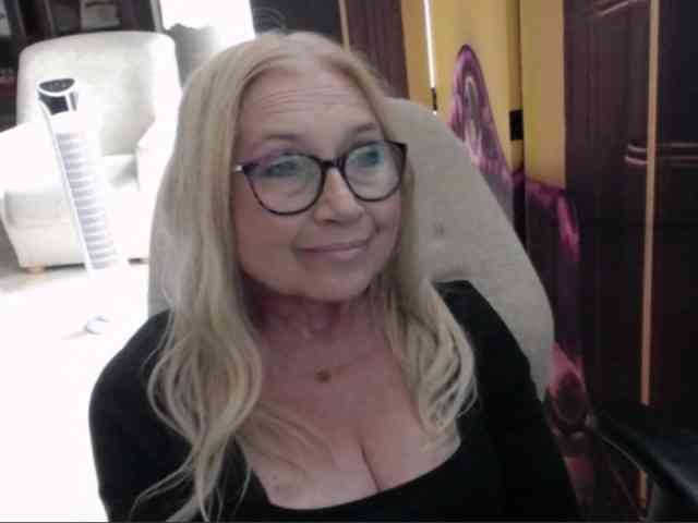 BlondeSofia webcam
