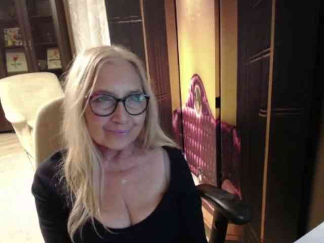 BlondeSofia webcam