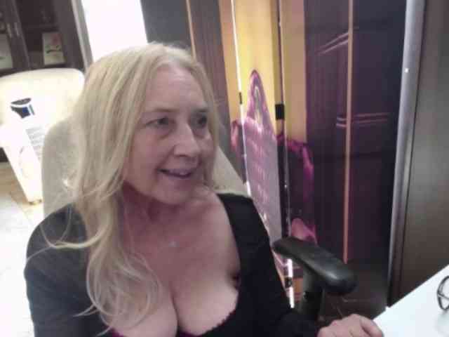 BlondeSofia webcam