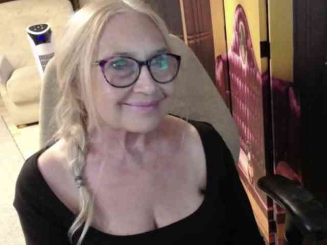 BlondeSofia webcam