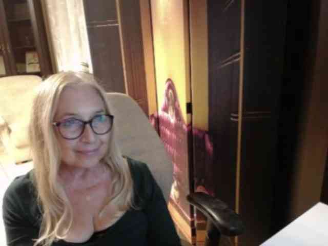BlondeSofia webcam